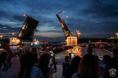 К мостам Петербурга по рекам и каналам в сопровождении фоновой музыки