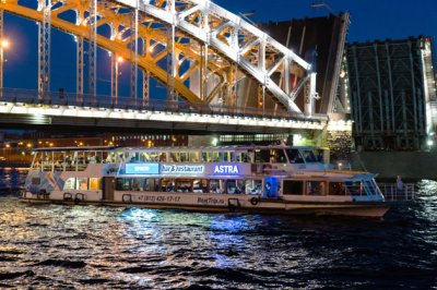 Джаз под разводными мостами: вечерний круиз по Неве 