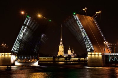 Полночь в Петропавловке и теплоходная прогулка к разведенным мостам