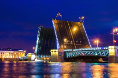 «Мегаполис и разводные мосты» с авторской экскурсией и живой музыкой 