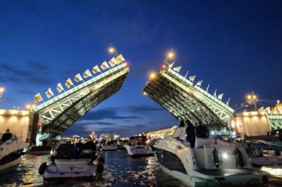 Разводные мосты. Ночная прогулка по Питеру на катере.