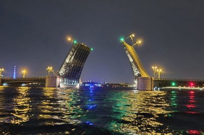 Разводные мосты. Ночная прогулка по Питеру на катере.