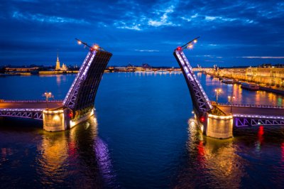 К разводным мостам Петербурга на 11-местном катере