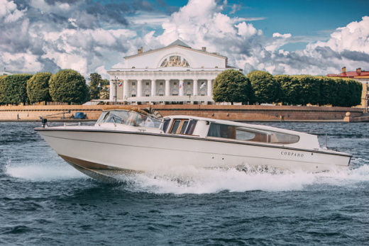 Ночная прогулка на венецианском катере под разводными мостами Ночная прогулка на венецианском катере под разводными мостами